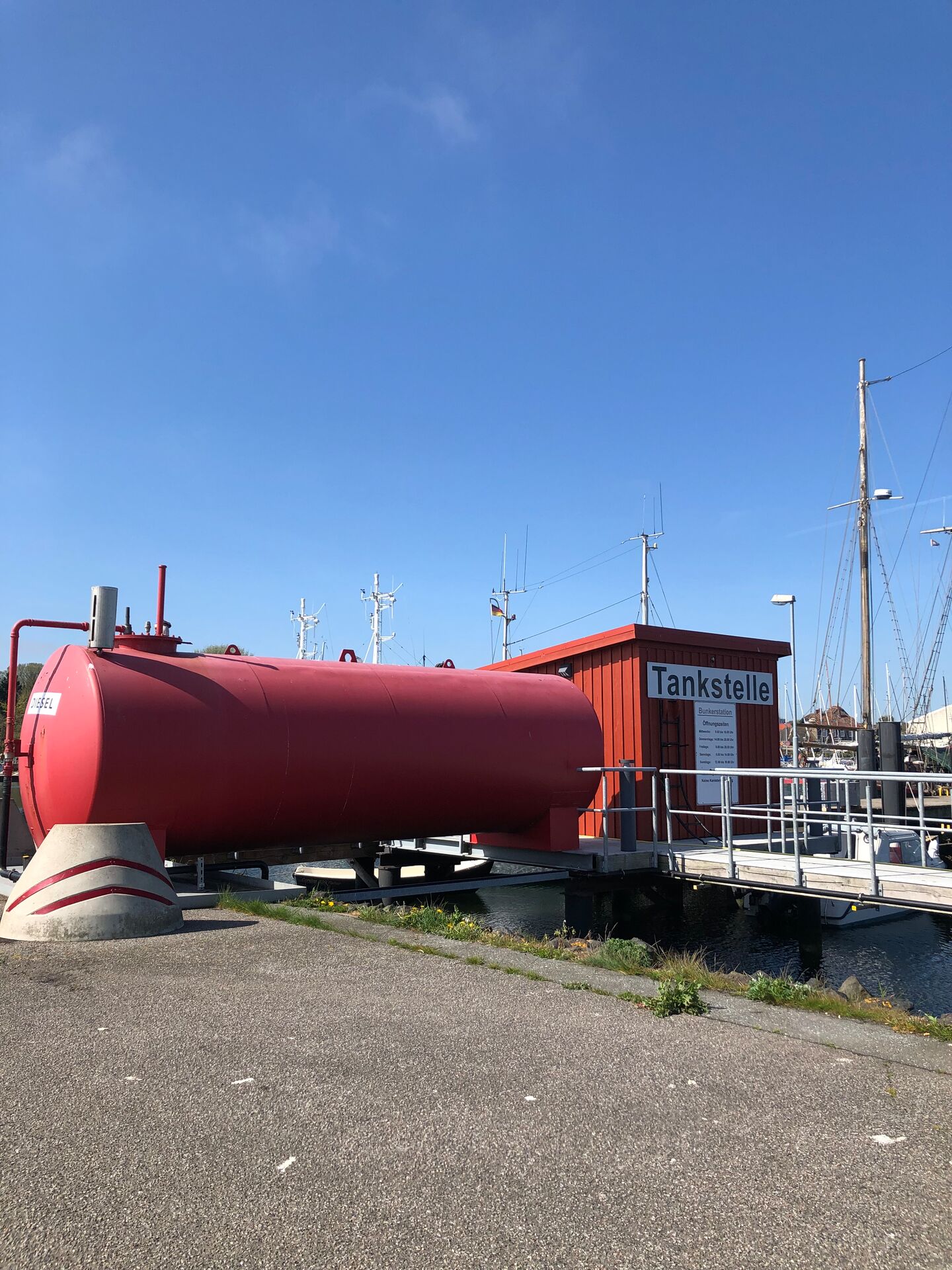 yachthafen heiligenhafen tankstelle